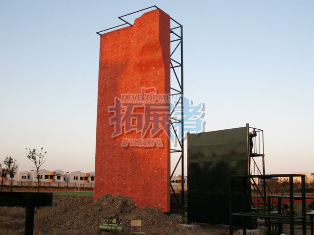 上海浦东实习学校攀岩墙施工现场