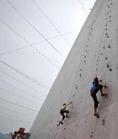 两位攀岩高手现场示范中