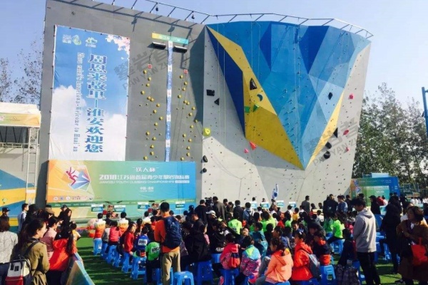 让每个孩子都爱上运动：校园攀岩墙的独特魅力