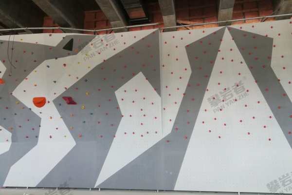 攀岩墙：赋能外国语学校国际化教育的立体课堂与跨文化交流之窗