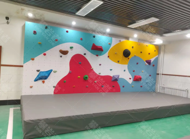 预留升级改造空间，建设体校可持续发展训练攀岩墙场地